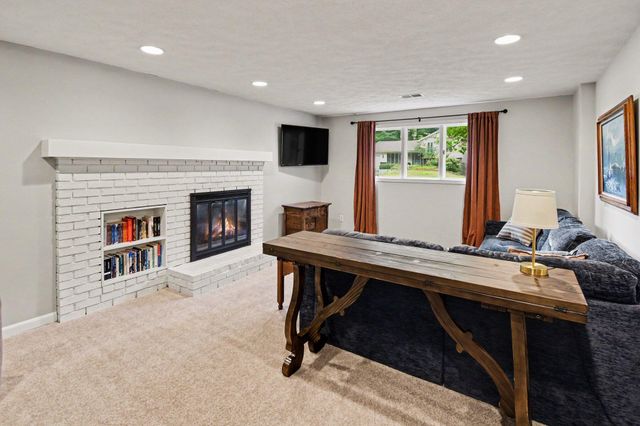 2121 Timberview Drive NE, Grand Rapids, MI 49525