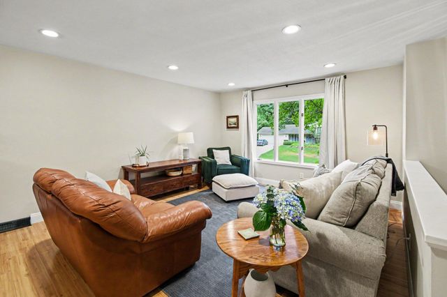 2121 Timberview Drive NE, Grand Rapids, MI 49525