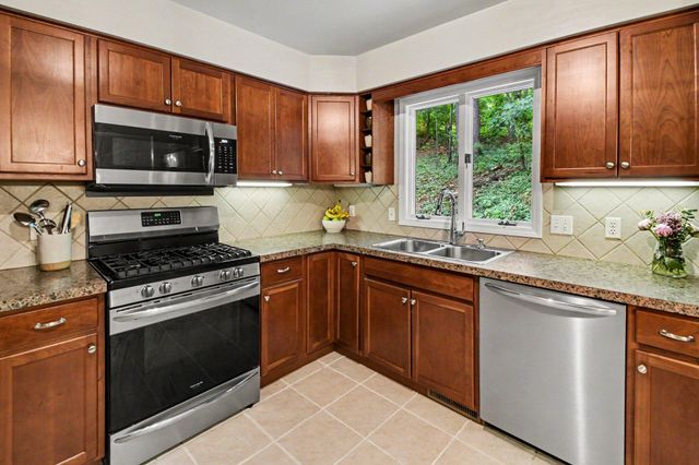 2121 Timberview Drive NE, Grand Rapids, MI 49525