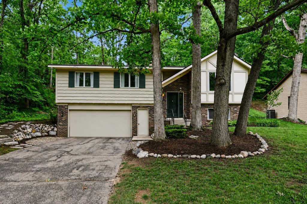 2121 Timberview Drive NE, Grand Rapids, MI 49525