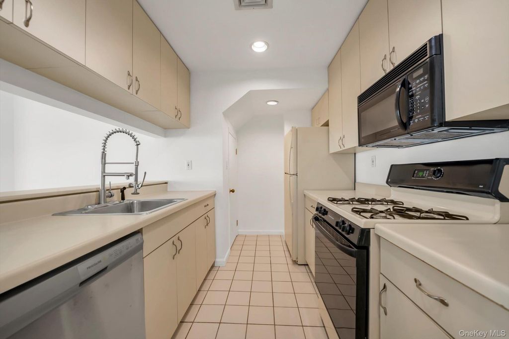 242-07A Oak Park Drive, Douglaston, NY 11362 — photo 5