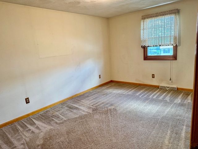 90 Augustus St, Fall River, MA 02721