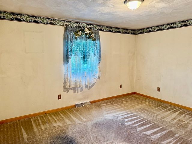 90 Augustus St, Fall River, MA 02721