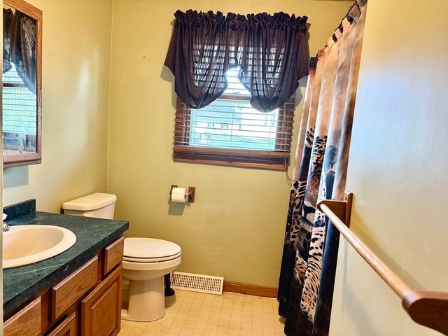 90 Augustus St, Fall River, MA 02721