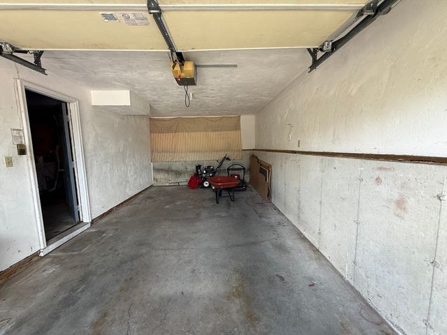 90 Augustus St, Fall River, MA 02721