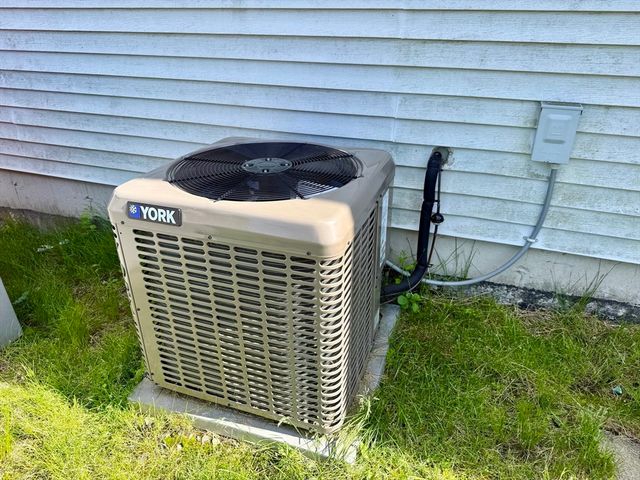90 Augustus St, Fall River, MA 02721