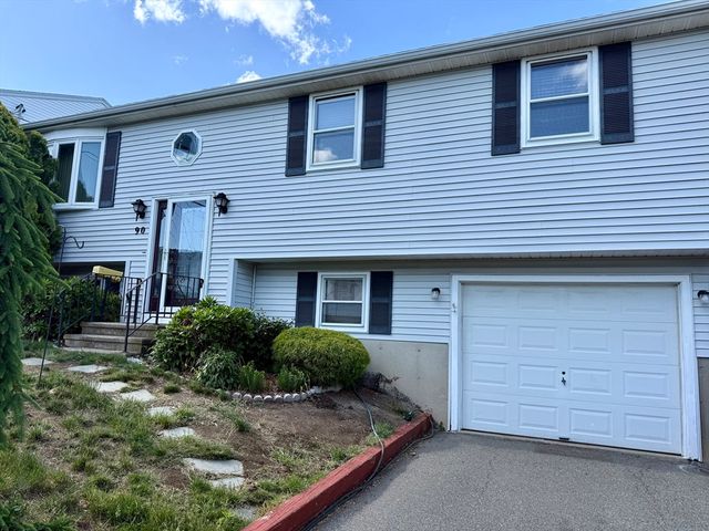 90 Augustus St, Fall River, MA 02721