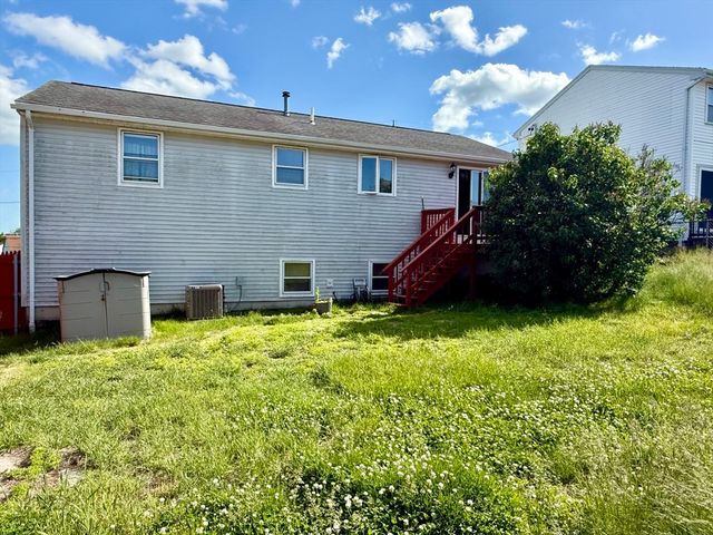90 Augustus St, Fall River, MA 02721