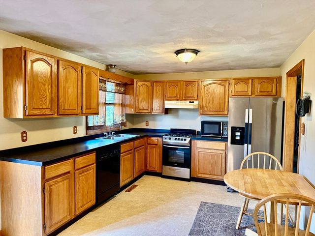 90 Augustus St, Fall River, MA 02721