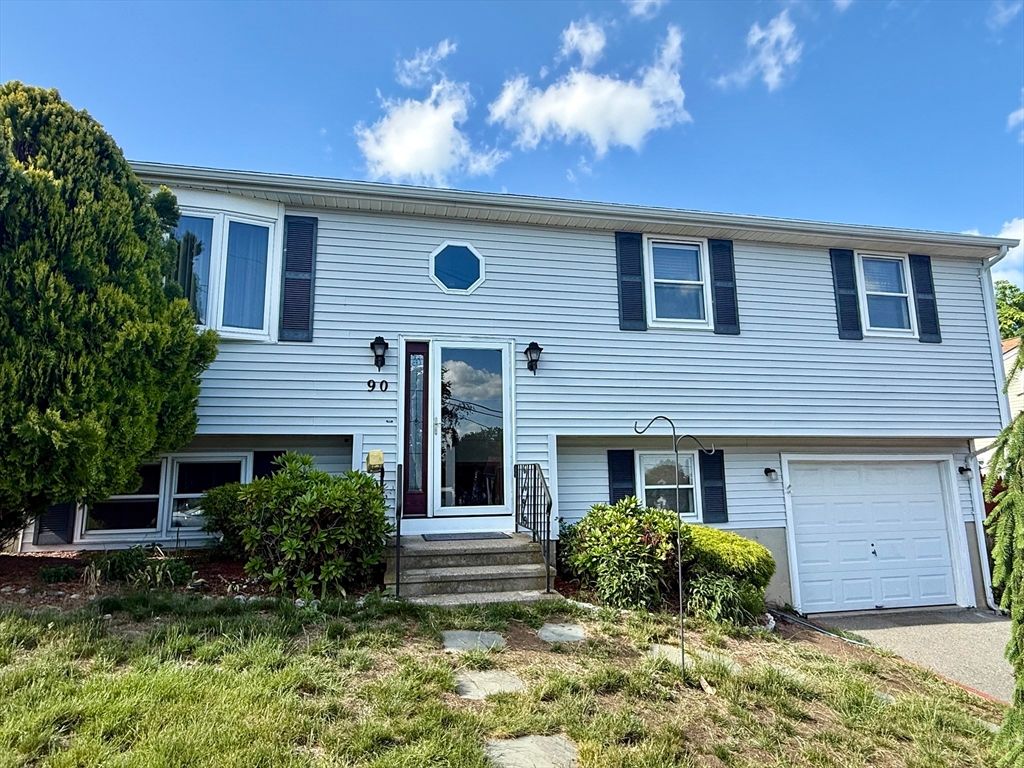 90 Augustus St, Fall River, MA 02721
