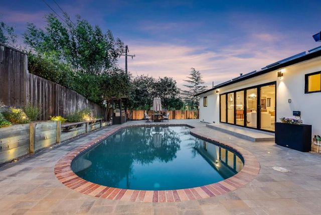 999 Andover Way, Los Altos, CA 94024