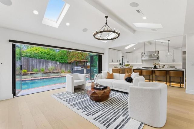 999 Andover Way, Los Altos, CA 94024