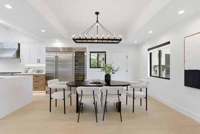 999 Andover Way, Los Altos, CA 94024