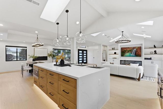 999 Andover Way, Los Altos, CA 94024