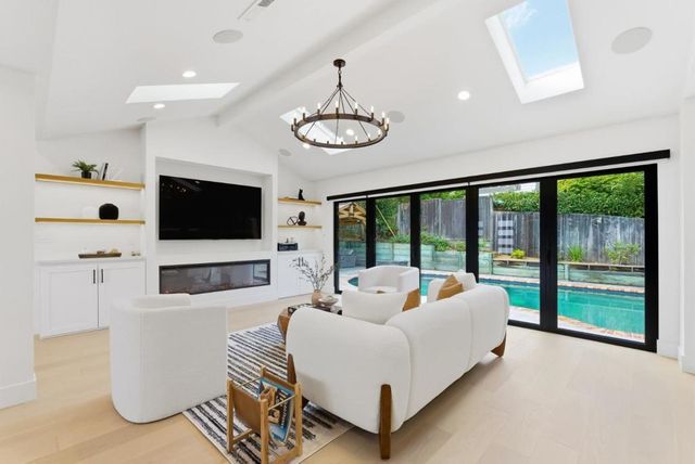 999 Andover Way, Los Altos, CA 94024