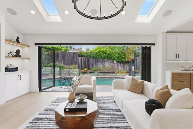 999 Andover Way, Los Altos, CA 94024