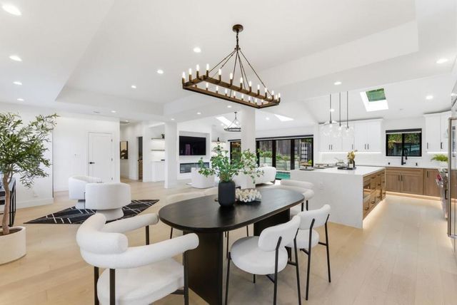 999 Andover Way, Los Altos, CA 94024