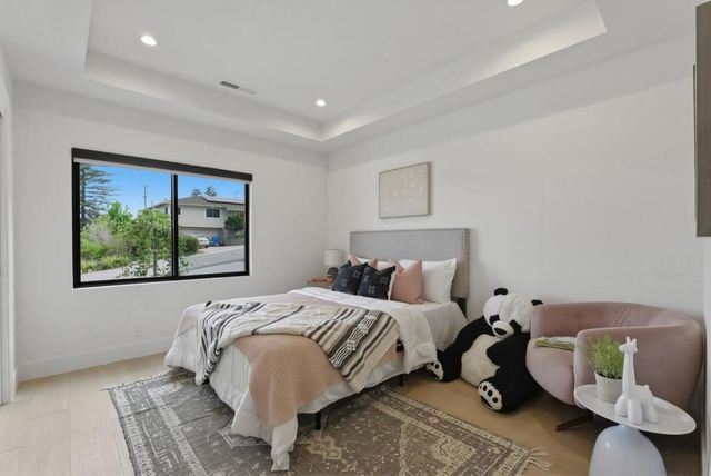 999 Andover Way, Los Altos, CA 94024