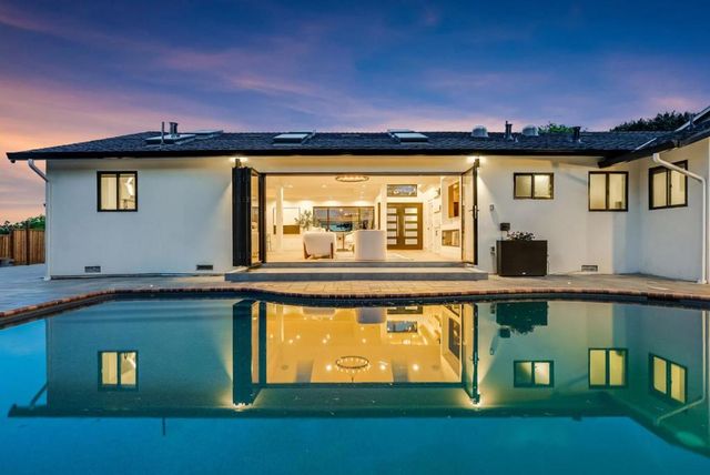 999 Andover Way, Los Altos, CA 94024