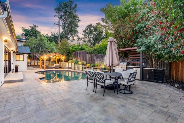 999 Andover Way, Los Altos, CA 94024