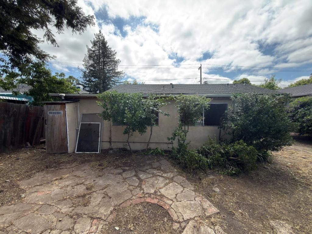 Image 2 of property listing at 1151 Hollyburne Avenue, Menlo Park, CA 94025