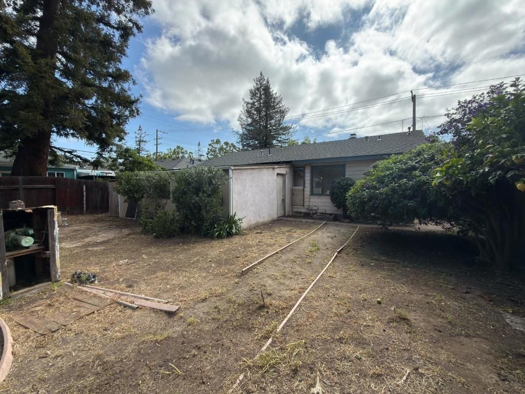 Image 3 of property listing at 1151 Hollyburne Avenue, Menlo Park, CA 94025