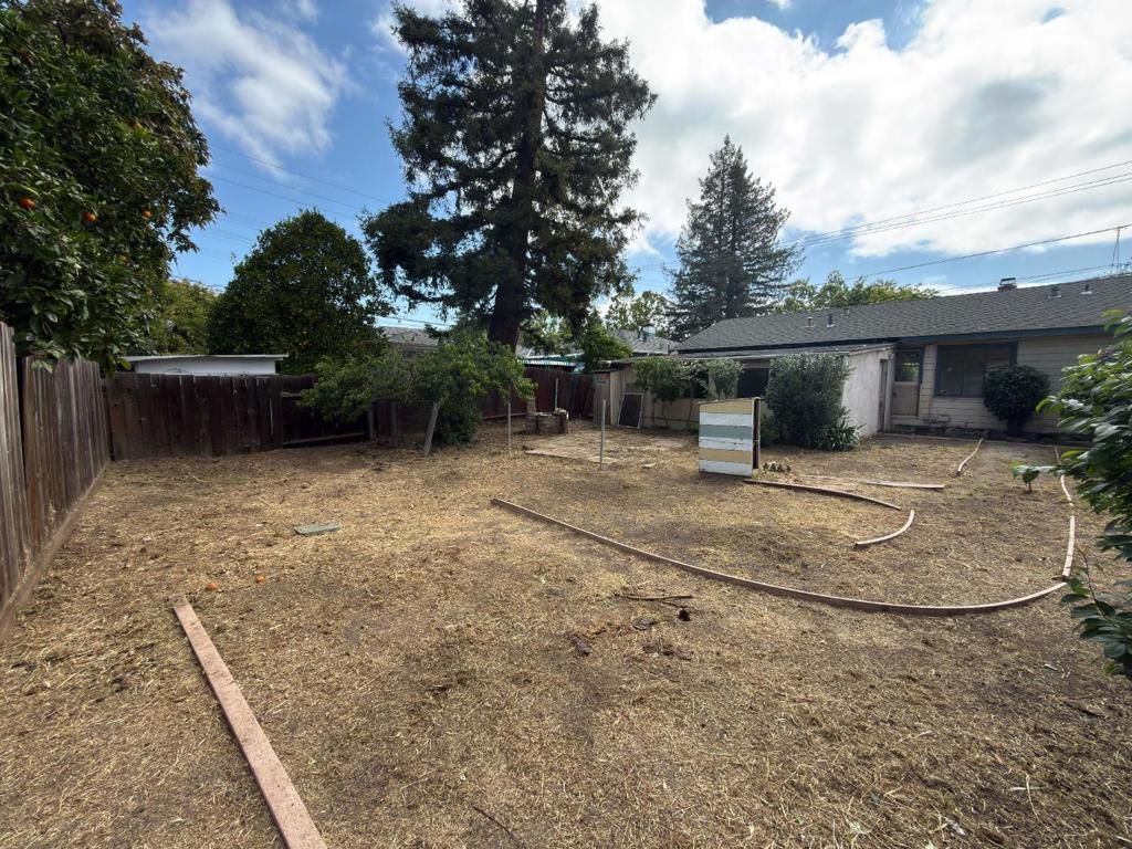 Image 4 of property listing at 1151 Hollyburne Avenue, Menlo Park, CA 94025