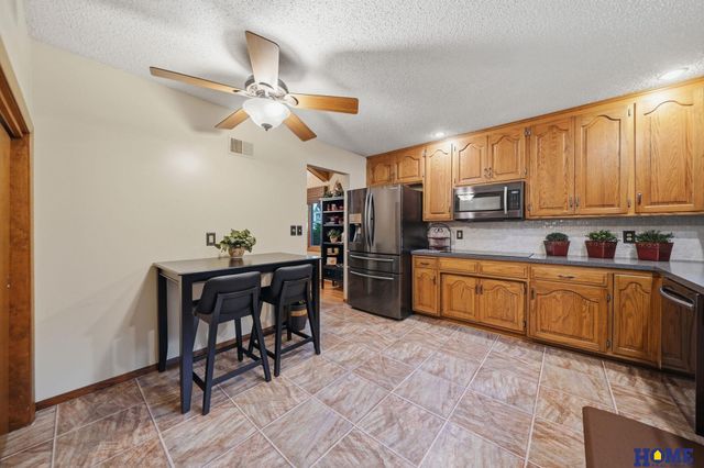 6500 Applewood Drive, Lincoln, NE 68516
