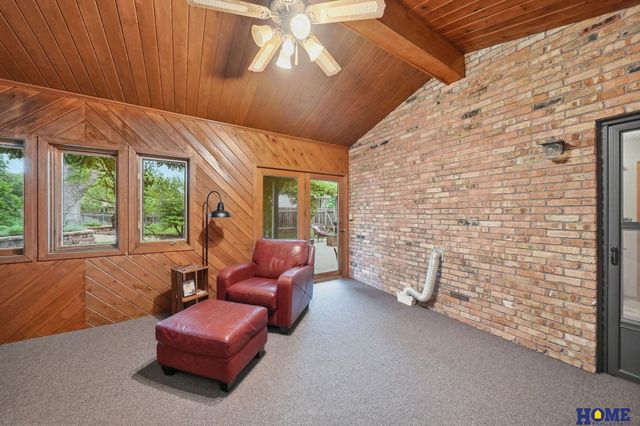6500 Applewood Drive, Lincoln, NE 68516