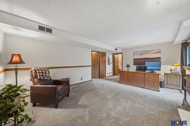 6500 Applewood Drive, Lincoln, NE 68516