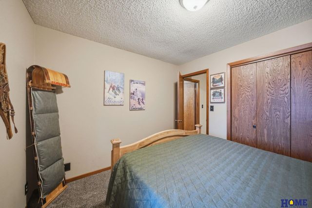 6500 Applewood Drive, Lincoln, NE 68516