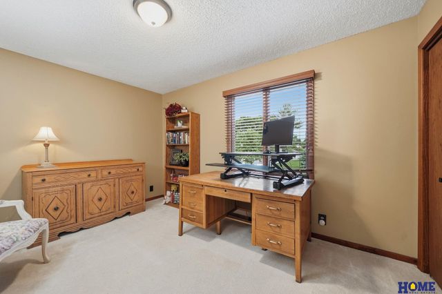 6500 Applewood Drive, Lincoln, NE 68516