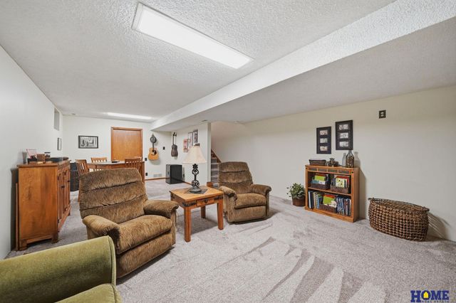 6500 Applewood Drive, Lincoln, NE 68516