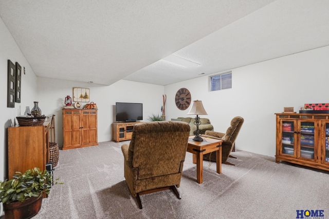 6500 Applewood Drive, Lincoln, NE 68516