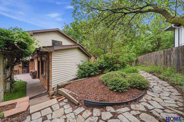 6500 Applewood Drive, Lincoln, NE 68516