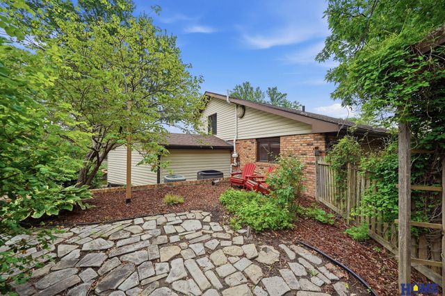 6500 Applewood Drive, Lincoln, NE 68516