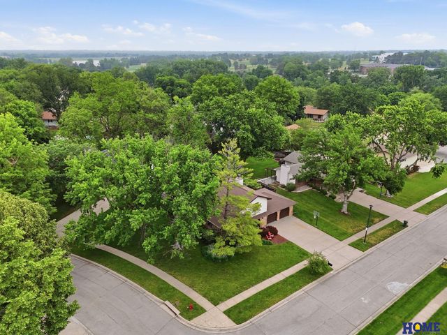 6500 Applewood Drive, Lincoln, NE 68516