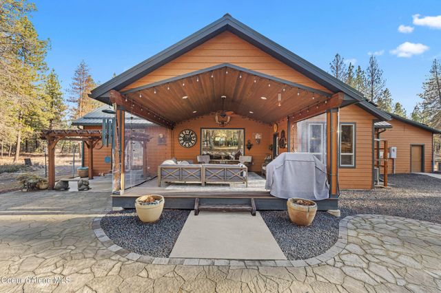 28615 N Milan Rd, Chattaroy, WA 99003