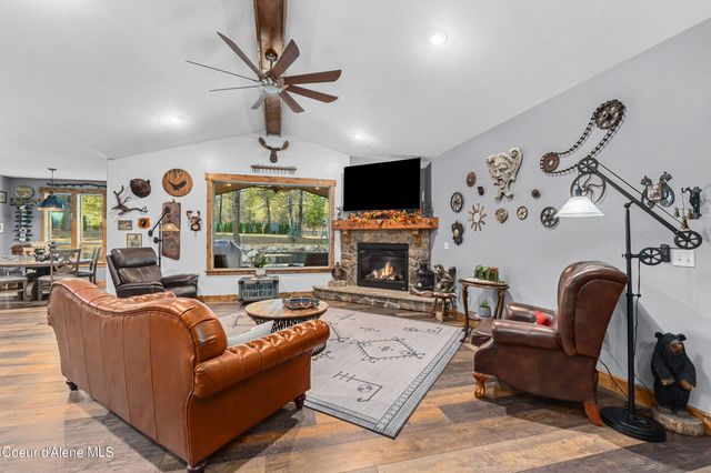 28615 N Milan Rd, Chattaroy, WA 99003