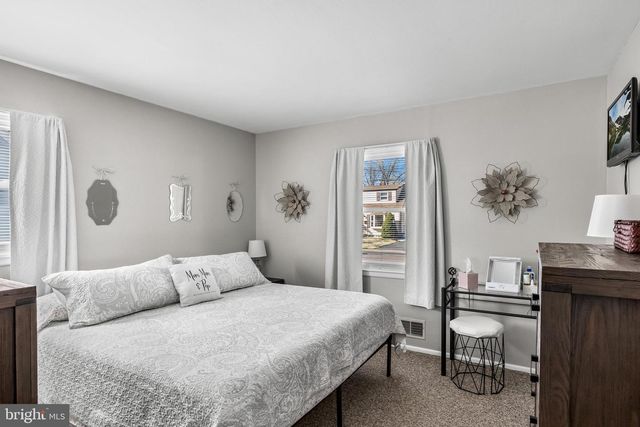 39 LONGWOOD DR, Hamilton, NJ 08620