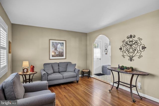 39 LONGWOOD DR, Hamilton, NJ 08620