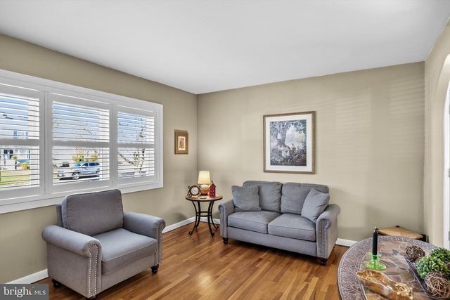 39 LONGWOOD DR, Hamilton, NJ 08620