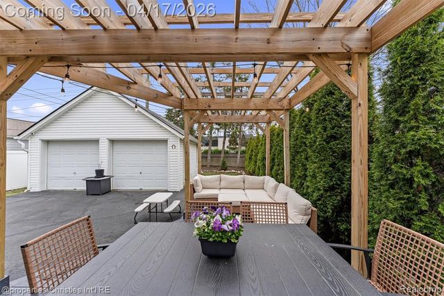 16268 Kirkshire Avenue, Beverly Hills, MI 48025