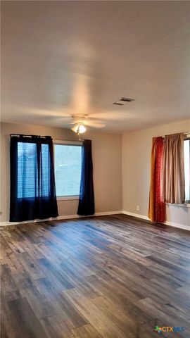 808 Fern Ln, Victoria, TX 77904