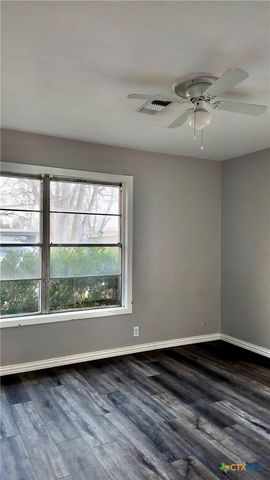 808 Fern Ln, Victoria, TX 77904