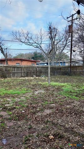 808 Fern Ln, Victoria, TX 77904