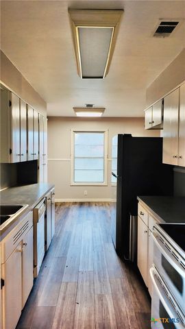 808 Fern Ln, Victoria, TX 77904