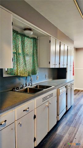 808 Fern Ln, Victoria, TX 77904