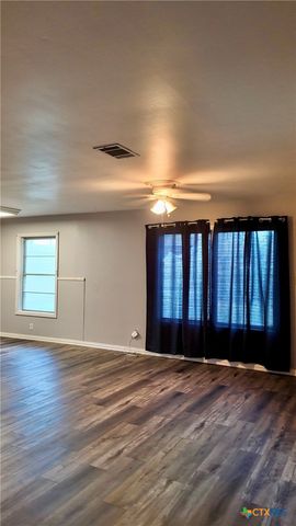 808 Fern Ln, Victoria, TX 77904