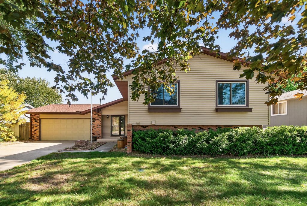 8400 Douglas Drive N, Brooklyn Park, MN 55443 — exterior